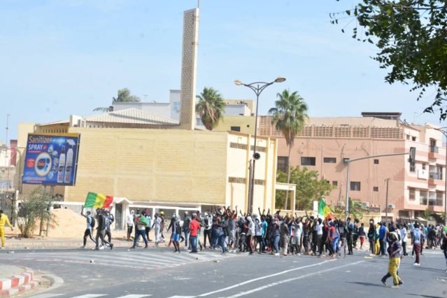 Les images de la marche interdite du mouvement Y'en a marre Les images de la marche interdite du mouvement Y'en a marre