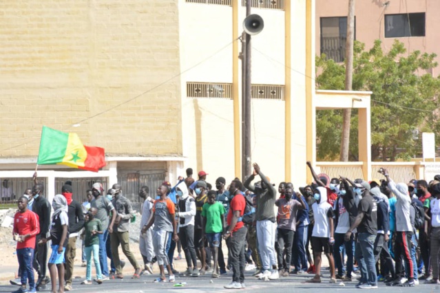 Les images de la marche interdite du mouvement Y'en a marre Les images de la marche interdite du mouvement Y'en a marre
