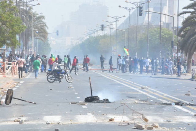 Les images de la marche interdite du mouvement Y'en a marre Les images de la marche interdite du mouvement Y'en a marre