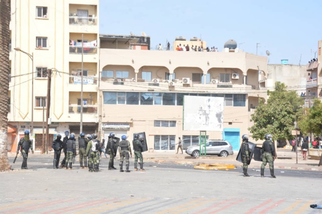 Les images de la marche interdite du mouvement Y'en a marre Les images de la marche interdite du mouvement Y'en a marre