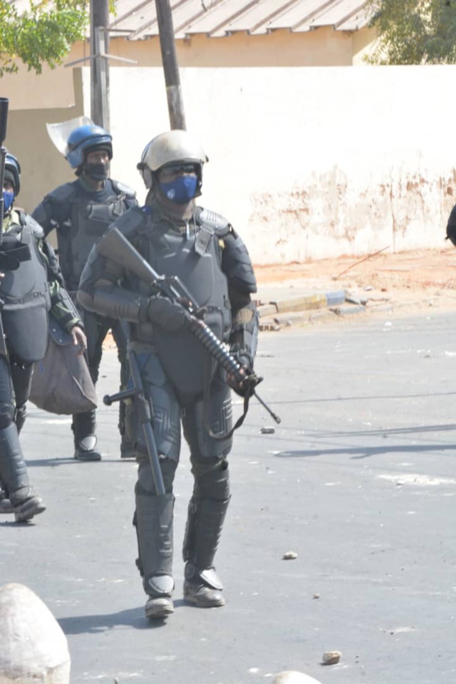 Les images de la marche interdite du mouvement Y'en a marre Les images de la marche interdite du mouvement Y'en a marre