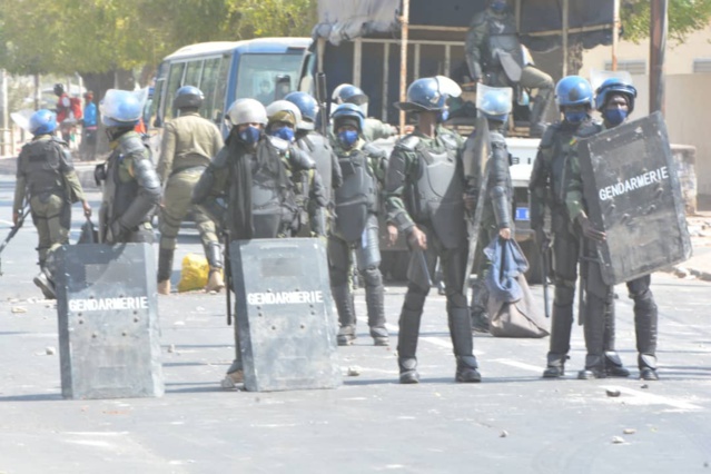 Les images de la marche interdite du mouvement Y'en a marre Les images de la marche interdite du mouvement Y'en a marre