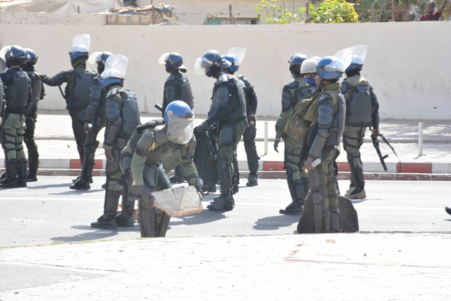 Les images de la marche interdite du mouvement Y'en a marre Les images de la marche interdite du mouvement Y'en a marre