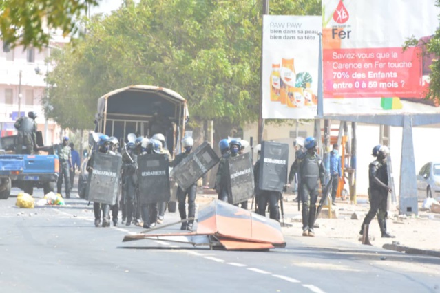 Les images de la marche interdite du mouvement Y'en a marre Les images de la marche interdite du mouvement Y'en a marre