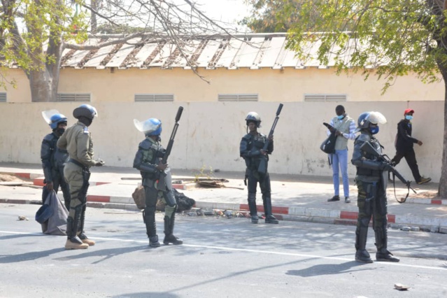 Les images de la marche interdite du mouvement Y'en a marre Les images de la marche interdite du mouvement Y'en a marre