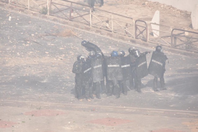 Manifestation à Colobane : Un gendarme perd la main après l'explosion d'un grenade lacrymogène. Manifestation à Colobane : Un gendarme perd la main après l'explosion d'un grenade lacrymogène.