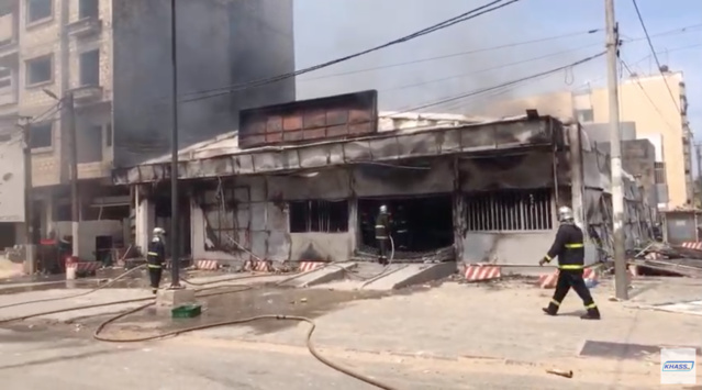 LIBERTÉ 6 EXTENSION/ VENUS ÉRIGER UNE BARRICADE Des soudeurs "mettent le feu" au magasin Auchan LIBERTÉ 6 EXTENSION/ VENUS ÉRIGER UNE BARRICADE Des soudeurs "mettent le feu" au magasin Auchan
