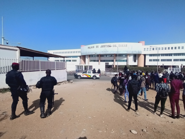 LE TRIBUNAL SOUS TRÈS HAUTE SURVEILLANCE, SONKO EN ATTENTE AU POSTE DE GENDARMERIE