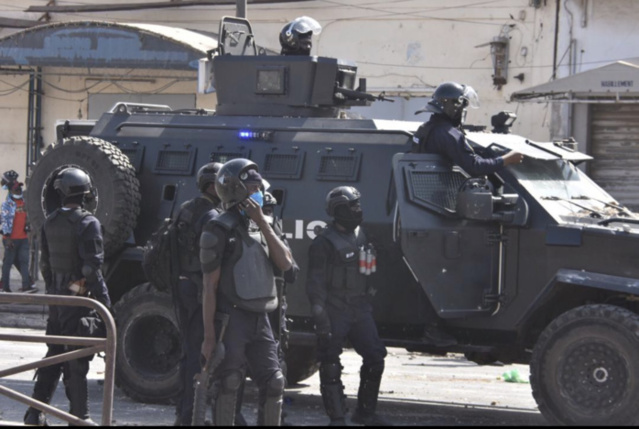 Colobane : La Caserne Samba Diéry Diallo et certains sites stratégiques de Dakar barricadés... Colobane : La Caserne Samba Diéry Diallo et certains sites stratégiques de Dakar barricadés...