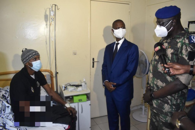 Félix Diome rend visite aux blessés Le ministre de l’intérieur a rendu visite aux personnes blessées durant les manifestations Félix Diome rend visite aux blessés Le ministre de l’intérieur a rendu visite aux personnes blessées durant les manifestations