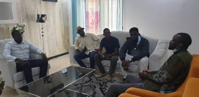 URGENT- Ousmane Sonko rend visite aux jeunes de "Y'en à marre"