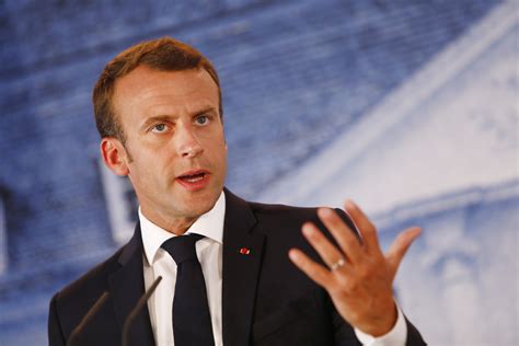 La France suspend l'utilisation du vaccin AstraZeneca jusqu'à l'avis de l'UE mercredi, annonce Emmanuel Macron