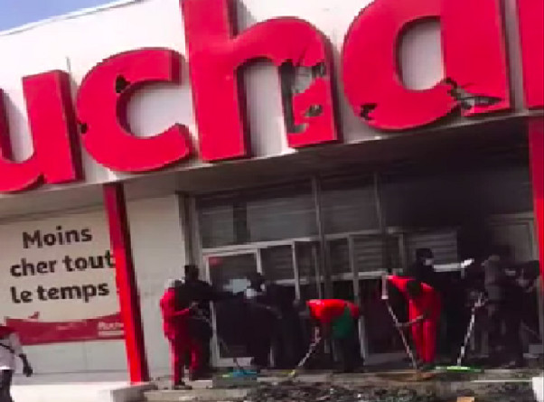 Pillage de leurs stations et magasins: Beaucoup d’employés d’Auchan et Total en chômage technique Pillage de leurs stations et magasins: Beaucoup d’employés d’Auchan et Total en chômage technique