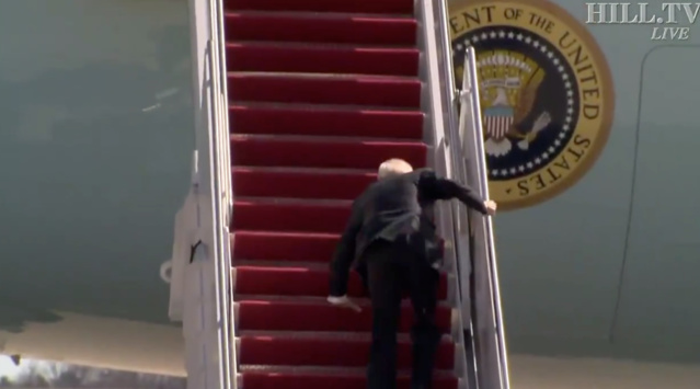 Joe Biden trébuche sur les marches d'Air Force One
