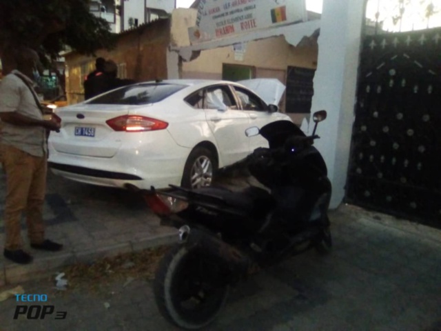 Dieuppeul : Comment un véhicule a terminé sa course sur le mur d’une école élémentaire. Dieuppeul : Comment un véhicule a terminé sa course sur le mur d’une école élémentaire.