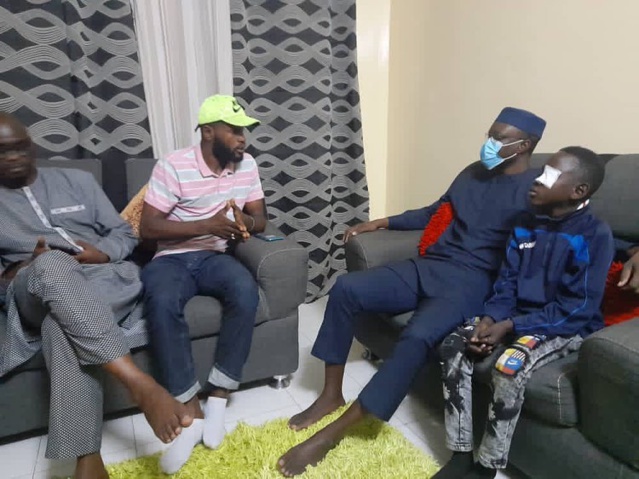 Ousmane Sonko au chevet des victimes des fameuses émeutes (images) Ousmane Sonko au chevet des victimes des fameuses émeutes (images)