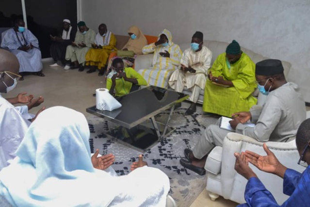 Pour barrer la route aux LGBT -" And Sàmm jikko yi" rend visite à Ousmane Sonko (photos) Pour barrer la route aux LGBT -" And Sàmm jikko yi" rend visite à Ousmane Sonko (photos)