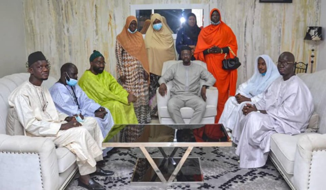 Pour barrer la route aux LGBT -" And Sàmm jikko yi" rend visite à Ousmane Sonko (photos) Pour barrer la route aux LGBT -" And Sàmm jikko yi" rend visite à Ousmane Sonko (photos)