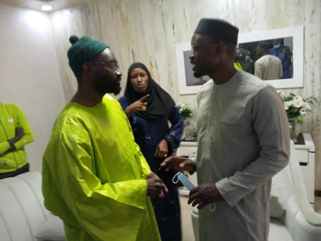 Pour barrer la route aux LGBT -" And Sàmm jikko yi" rend visite à Ousmane Sonko (photos) Pour barrer la route aux LGBT -" And Sàmm jikko yi" rend visite à Ousmane Sonko (photos)