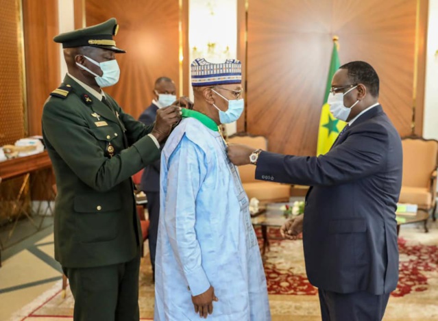 Au terme de sa mission,  Mohamed Ibn CHAMBAS décoré par le Pr Macky Sall