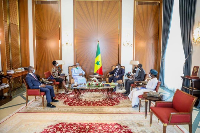 Au terme de sa mission,  Mohamed Ibn CHAMBAS décoré par le Pr Macky Sall