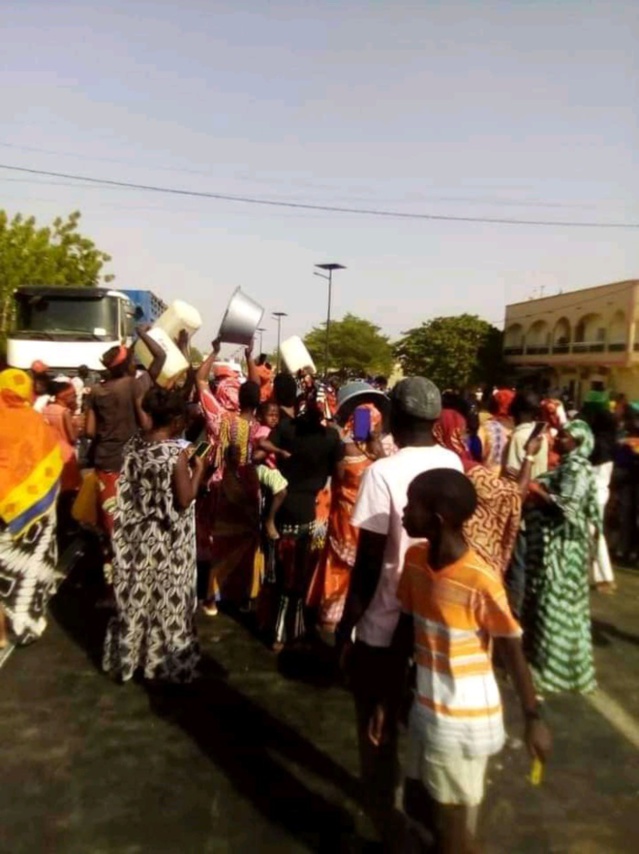 Kaolack : La population de Kabatoki qui a soif, barre la Rn1 (Images). Kaolack : La population de Kabatoki qui a soif, barre la Rn1 (Images).
