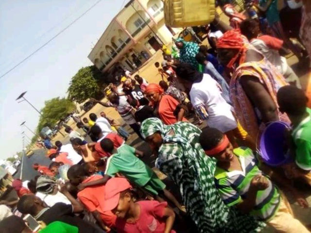 Kaolack : La population de Kabatoki qui a soif, barre la Rn1 (Images). Kaolack : La population de Kabatoki qui a soif, barre la Rn1 (Images).