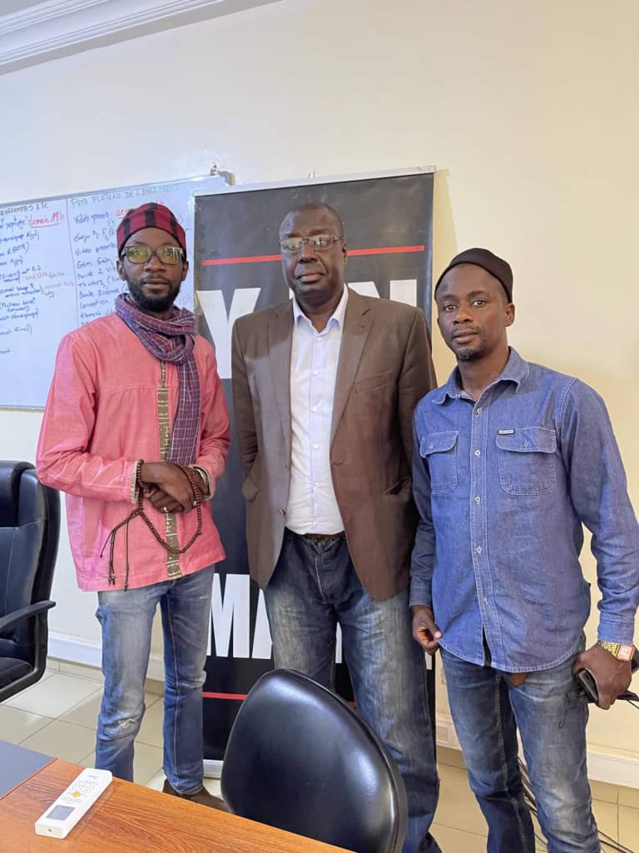 Urgent- Boubacar Sèye a rencontré le mouvement Y'en a marre (images) Urgent- Boubacar Sèye a rencontré le mouvement Y'en a marre (images)