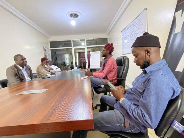 Urgent- Boubacar Sèye a rencontré le mouvement Y'en a marre (images) Urgent- Boubacar Sèye a rencontré le mouvement Y'en a marre (images)