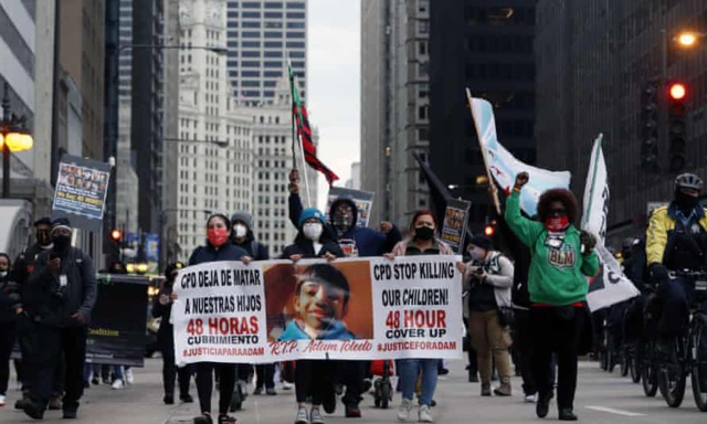 Chicago sous le choc face à la vidéo d'un adolescent de 13 ans abattu par la police (ÂMES SENSIBLES S'ABSTENIR)