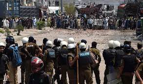 Les manifestations anti-France dégénèrent en affrontements avec la police au Pakistan Les manifestations anti-France dégénèrent en affrontements avec la police au Pakistan