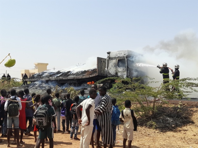 Kaolack / Sibasssor : Un camion transportant de la paille d'arachide prend feu et bloque la RN1. Kaolack / Sibasssor : Un camion transportant de la paille d'arachide prend feu et bloque la RN1.