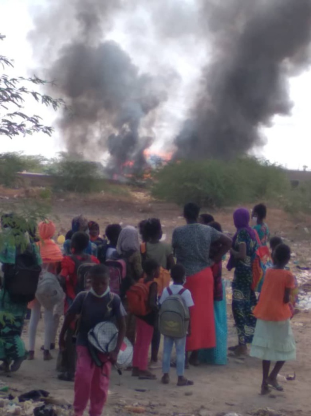 Kaolack / Sibasssor : Un camion transportant de la paille d'arachide prend feu et bloque la RN1. Kaolack / Sibasssor : Un camion transportant de la paille d'arachide prend feu et bloque la RN1.
