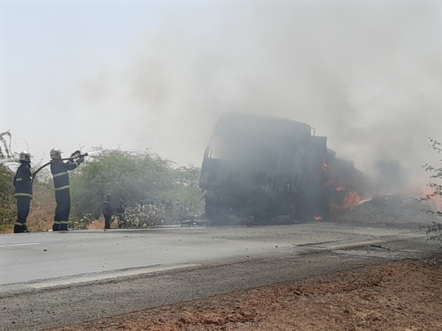 Kaolack / Sibasssor : Un camion transportant de la paille d'arachide prend feu et bloque la RN1. Kaolack / Sibasssor : Un camion transportant de la paille d'arachide prend feu et bloque la RN1.