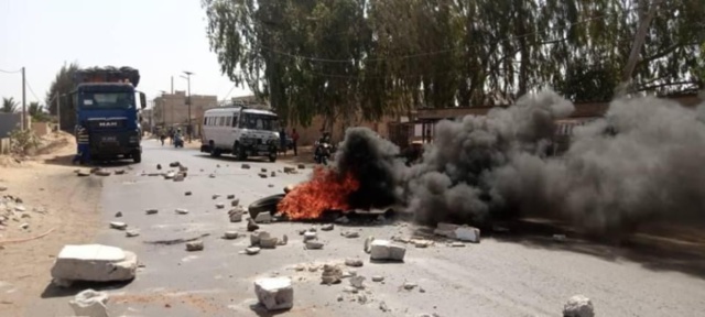 Bambilor : Les populations bloquent la circulation et exigent l'érection de relentisseurs après un accident ayant fait deux morts. Bambilor : Les populations bloquent la circulation et exigent l'érection de relentisseurs après un accident ayant fait deux morts.