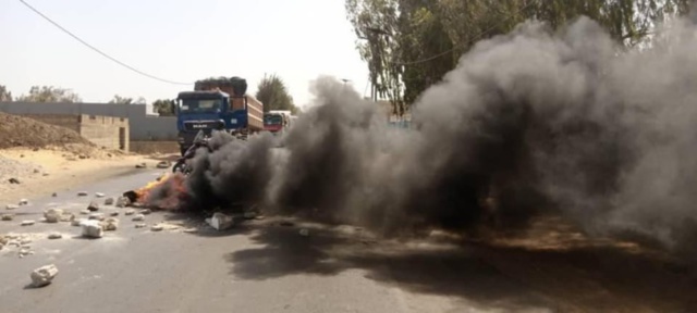 Bambilor : Les populations bloquent la circulation et exigent l'érection de relentisseurs après un accident ayant fait deux morts. Bambilor : Les populations bloquent la circulation et exigent l'érection de relentisseurs après un accident ayant fait deux morts.