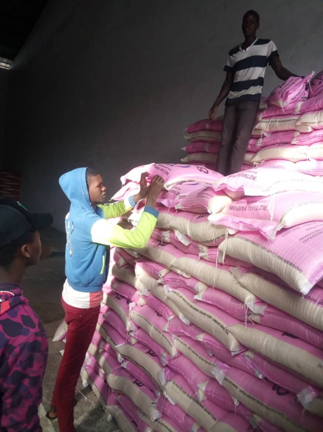 ​Ramadan 2021:  GRAND YOFF Fatoumata Niang BA , présidente UDESR octroie un important lot de denrées alimentaires aux populations.