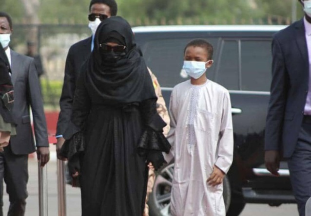 Hommage au président Idriss Déby Itno : Les larmes et l’appel de la première dame Hinda Déby Itno. Hommage au président Idriss Déby Itno : Les larmes et l’appel de la première dame Hinda Déby Itno.