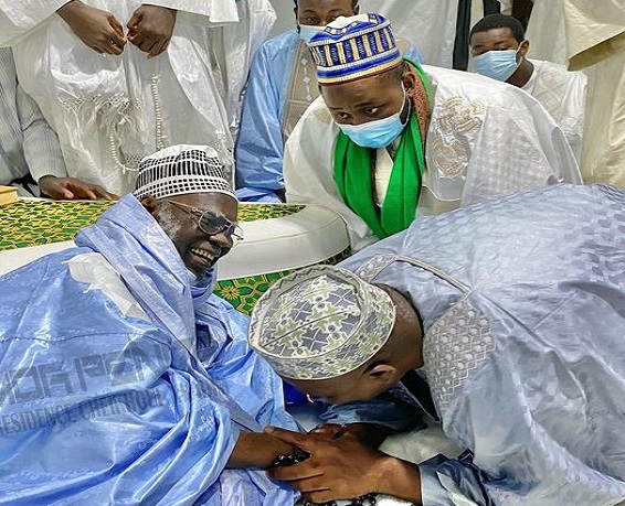 Religion : le plaisir de Serigne Mountakha Mbacké recevant une délégation de la famille Cheikh Oumar Foutiyou Religion : le plaisir de Serigne Mountakha Mbacké recevant une délégation de la famille Cheikh Oumar Foutiyou