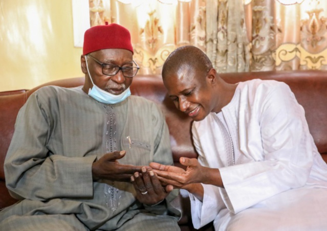 Visite de courtoisie : Le ministre de l’intérieur chez le Khalife Général des Tidianes. Visite de courtoisie : Le ministre de l’intérieur chez le Khalife Général des Tidianes.