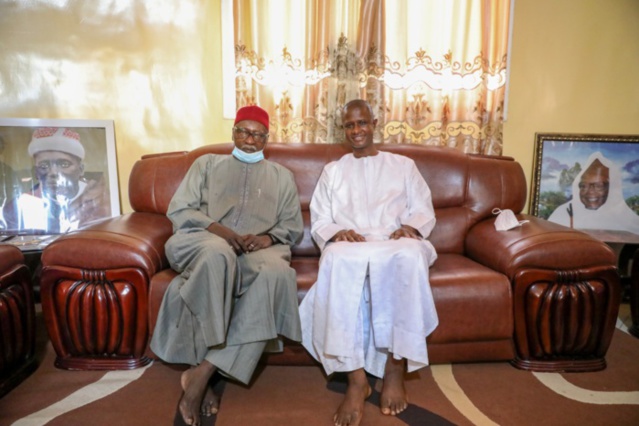 Visite de courtoisie : Le ministre de l’intérieur chez le Khalife Général des Tidianes. Visite de courtoisie : Le ministre de l’intérieur chez le Khalife Général des Tidianes.