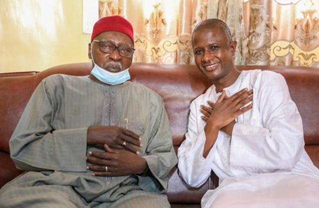 Visite de courtoisie : Le ministre de l’intérieur chez le Khalife Général des Tidianes. Visite de courtoisie : Le ministre de l’intérieur chez le Khalife Général des Tidianes.