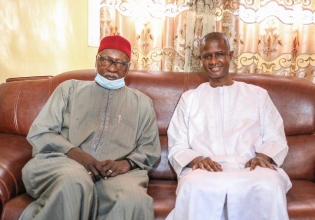 Visite de courtoisie : Le ministre de l’intérieur chez le Khalife Général des Tidianes. Visite de courtoisie : Le ministre de l’intérieur chez le Khalife Général des Tidianes.