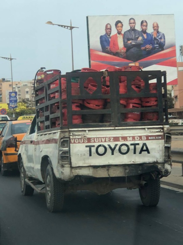 Un véhicule rempli de bonbonnes de gaz Lobbou Mame Diarra Bousso sans rétroviseur, ni plaque d’immatriculation, fait...