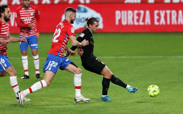 RENVERSÉ PAR GRENADE (1-2), LE FC BARCELONE RATE L'OCCASION DE PRENDRE LA TÊTE DU CLASSEMENT RENVERSÉ PAR GRENADE (1-2), LE FC BARCELONE RATE L'OCCASION DE PRENDRE LA TÊTE DU CLASSEMENT