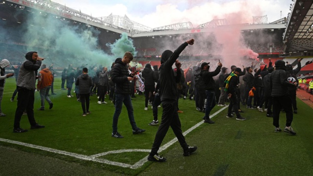 DES SUPPORTERS DE MANCHESTER UNITED ENVAHISSENT OLD TRAFFORD, LE MATCH CONTRE LIVERPOOL REPORTÉ