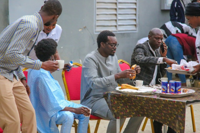 Le DG de la SICAP, Mamadou Kassé, partage le "Ndogou" avec des étudiants de Tamba (IMAGES)
