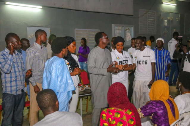 Le DG de la SICAP, Mamadou Kassé, partage le "Ndogou" avec des étudiants de Tamba (IMAGES)