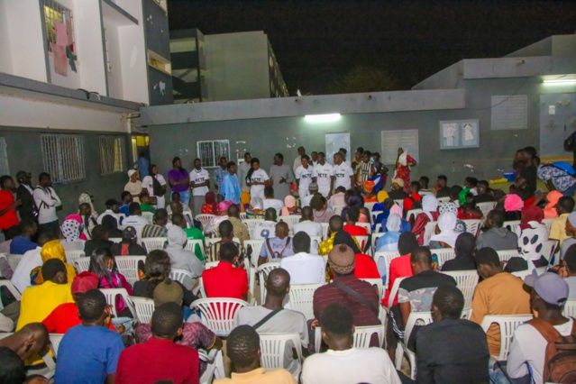 Le DG de la SICAP, Mamadou Kassé, partage le "Ndogou" avec des étudiants de Tamba (IMAGES)