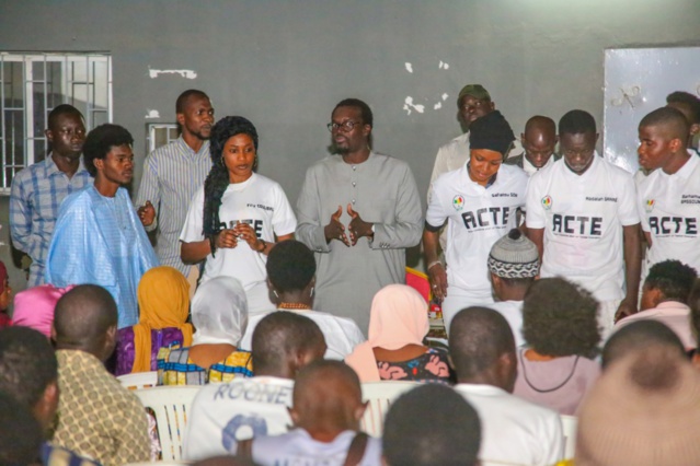 Le DG de la SICAP, Mamadou Kassé, partage le "Ndogou" avec des étudiants de Tamba (IMAGES)